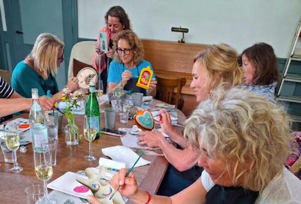 Vriendinnengroep tijdens creatieve workshop op locatie van CreaCafeOlé